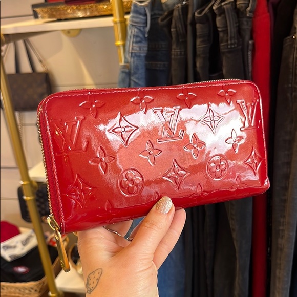 Louis Vuitton Red Vernis Zippy Leather Wallet - Picture 2 of 15